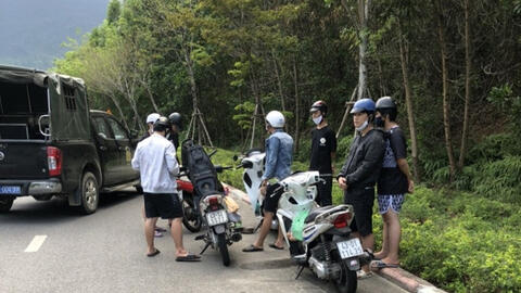Hàng trăm "phượt thủ" trốn chốt kiểm soát để đi cắm trại, tắm suối bất chấp cách ly xã hội