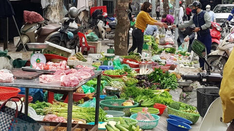 Rau xanh, thực phẩm vẫn đắt đỏ dù giá xăng giảm mạnh