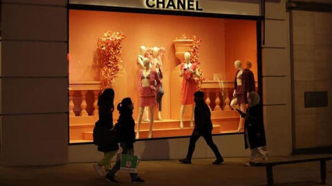 Chanel ngừng bán túi xách cho người Nga muốn đem về nước