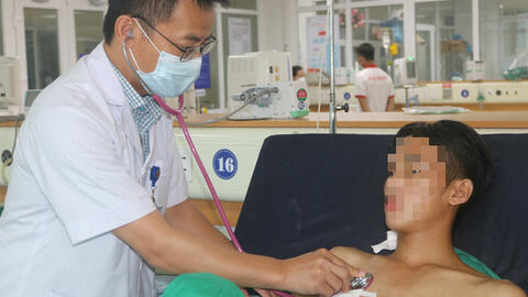 Nhánh cây dài hơn 6cm nằm trong ngực bệnh nhân 14 năm