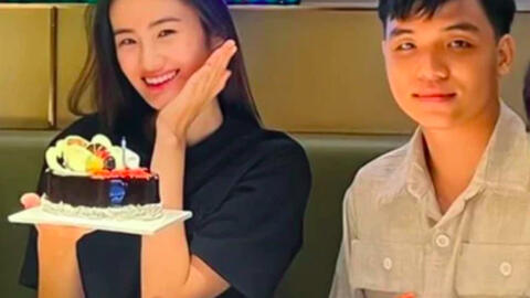 Gái xinh "sớm nở tối tàn" xuất hiện trở lại sau drama "lộng ngôn", bạn trai quốc dân có pha ghi điểm "đỉnh cao"