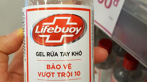 Hoa mắt ù tai với gel rửa tay khô diệt khuẩn giữa đại dịch COVID-19