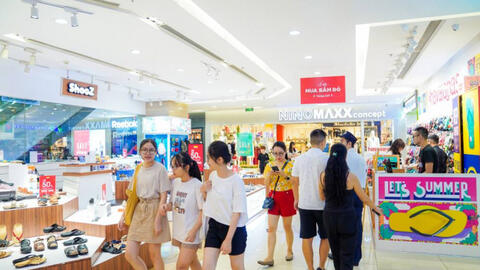 Khai màn Lễ hội mua sắm Đỏ, khách hàng đổ xô tới Vincom “săn sale”