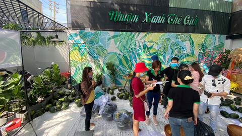 Người dân TP.HCM xếp hàng mua giải cứu nông sản