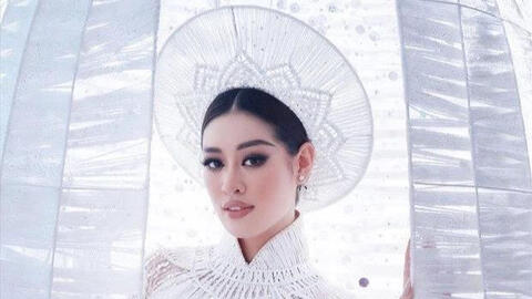 Khánh Vân thần thái ngút ngàn tại đêm thi quốc phục Miss Universe