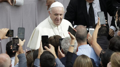 Tòa thánh Vatican yêu cầu Instagram giải thích việc Giáo hoàng "like" ảnh người mẫu