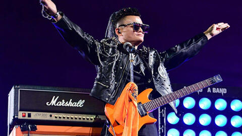 Tỷ phú Jack Ma hát rock và tuyên bố nghỉ hưu để đi dạy học