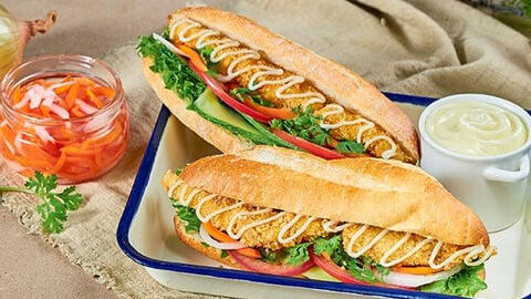 Món ngon mỗi ngày: Cách làm bánh mì kẹp cá chiên xù