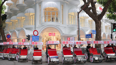 Bờ Hồ Hoàn Kiếm “rực sắc đỏ” với sự xuất hiện của loạt phương tiện thú vị này!
