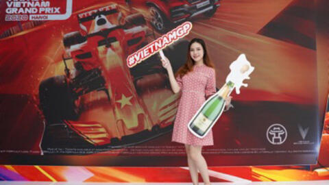 Người dân Sài Gòn hào hứng đua thử F1 tại Vietnam Motor Show