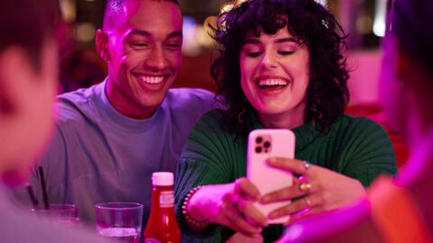 "2023 rồi vẫn dùng Android à?": Lý do Gen Z Mỹ tin rằng smartphone Android chỉ dành cho người già, kém sang so với iPhone