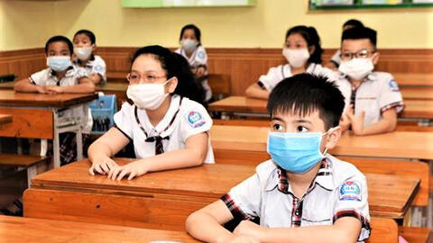 Học sinh nhiều địa phương trở lại trường từ sáng 14/2