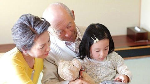 Ông bà trông cháu, có nên lấy tiền công?