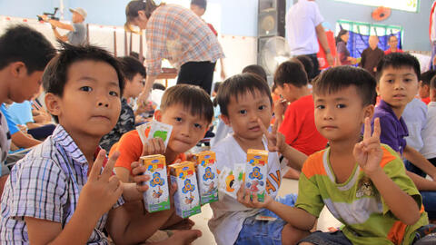 300 phần quà Tết đến với các em nhỏ cơ nhỡ, khó khăn