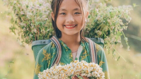 Xao xuyến trước vẻ đẹp lạ của cô bé bán vòng hoa dại ở Hà Giang