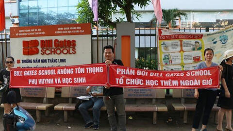 Phụ huynh căng băng rôn phản đối việc học thêm ngoài giờ của Hệ thống giáo dục Bill Gate