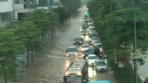 Đường phố Hà Nội ngập úng sau cơn dông