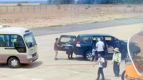 Phó bí thư tỉnh ủy Phú Yên lên tiếng về việc xe biển xanh đón sát máy bay