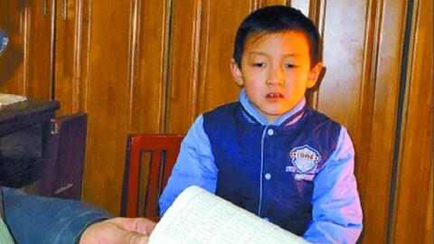 Cậu bé cấp 1 làm bài kiểm tra sai bét nhưng nhìn tờ đề, mẹ đang định mắng đã cười toe toét khen: Con tôi hiếu thảo quá!