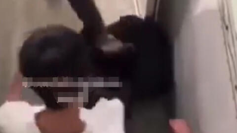 Một nhóm học sinh lớp 9 đánh một học sinh lớp 10 ngay trong trường dưới sự chứng kiến của bạn bè