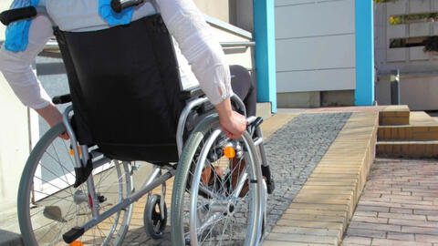 Cụ ông 81 tuổi đẩy vợ bại liệt 40 năm xuống biển và sự thật đau lòng