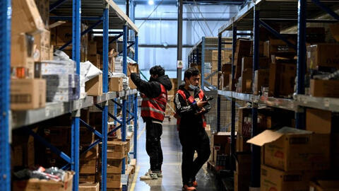 Trung Quốc cảnh báo COVID-19 lây lan qua hàng hoá trong dịp mua sắm lớn nhất năm