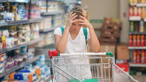 Con trai bất ngờ nôn ra sàn siêu thị, hành động của nữ nhân viên khiến bà mẹ choáng váng trở tay không kịp và câu hỏi gây tranh cãi