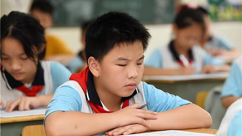 Học sinh tiểu học viết văn chủ đề "Thế nào là người thành công", chỉ vài dòng mà khiến giáo viên phì cười, khen thông minh