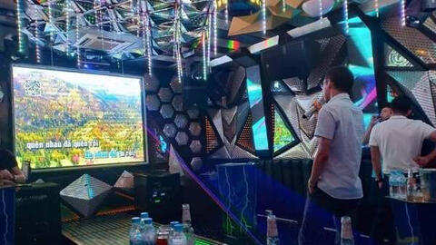 Dịch vụ 'ship karaoke' về tận nhà ở TPHCM