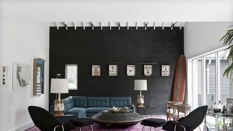 Thiết kế nội thất màu đen trắng tạo nên sự bí ẩn cho ngôi nhà