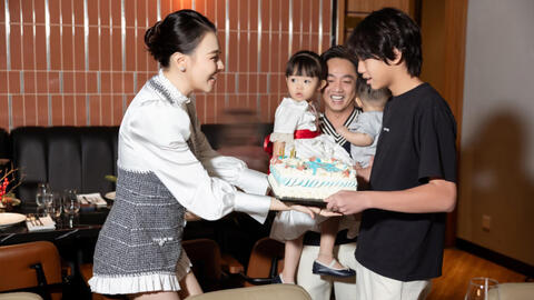 Subeo thay mặt Cường Đô La làm điều này trong sinh nhật mẹ kế, biểu cảm của Đàm Thu Trang đã nói lên quan hệ của hai mẹ con