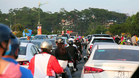 Du lịch dịp lễ 30/4 - 1/5: Chỗ đông nghịt khách, nơi không một bóng người