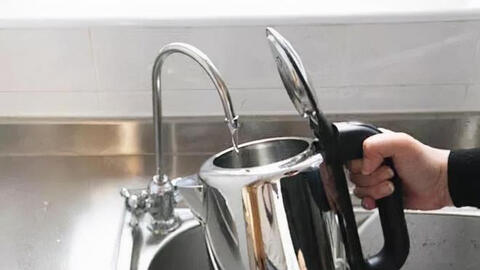 Dùng bình siêu tốc hàng ngày nhưng 99% gia đình không chú ý đến 1 điều: Xem ảnh mà giật mình