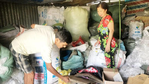 Hai vợ chồng nhặt ve chai trả lại túi tài sản tiền tỉ cho người đánh rơi