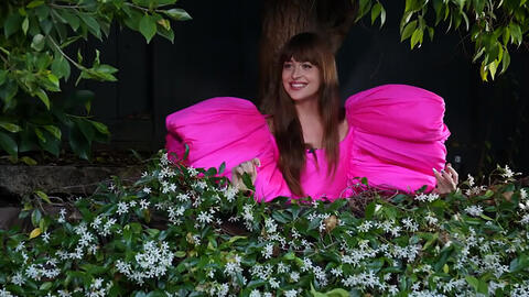 Diễn viên '50 sắc thái' ngọt ngào khi diện váy Công Trí