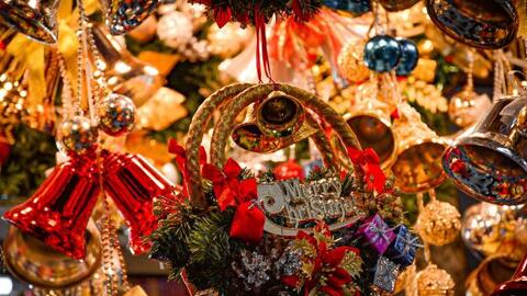 Đường phố Hà Nội rộn ràng chuẩn bị cho mùa lễ hội sống chung với dịch đầu tiên