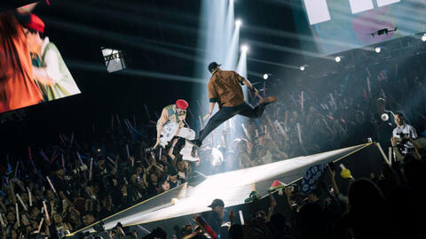 Thành viên Epik High mất 30 tiếng để tới Việt Nam, đáp máy bay là ra thẳng sân khấu và “đốt cháy" HAY FEST cùng 10 nghìn khán giả!