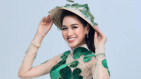 Đỗ Thị Hà diện áo dài 'rau má Thanh Hóa' thi phỏng vấn