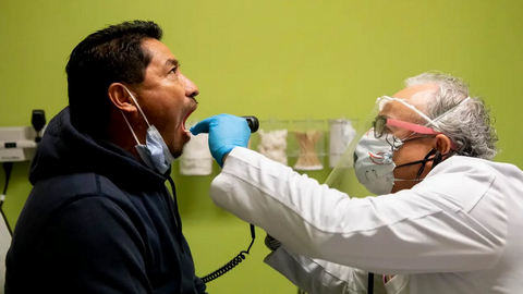 Hai biểu đồ cho thấy các triệu chứng Omicron khác với Delta và các biến thể COVID-19 trước đây như thế nào?