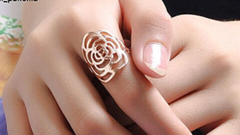 Vì sao phải đeo nhẫn cưới vào ngón áp út mà không đeo vào các ngón khác?