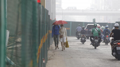 Không khí Hà Nội tiếp tục ở ngưỡng báo động, người dân cảm thấy "ngạt thở"