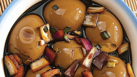 Trứng ngâm xì dầu, món hot những ngày...toàn dân ở nhà