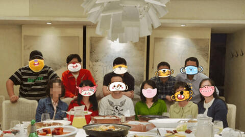 11 người trong bức ảnh đều có 1 điểm chung đáng ngưỡng mộ, nhưng câu chuyện phía sau mới gây tranh cãi