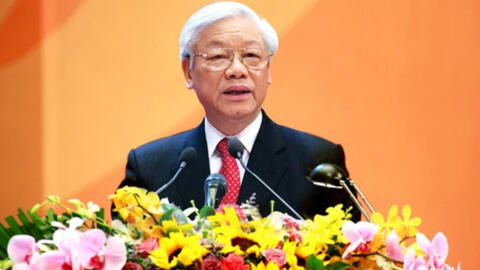 Tự hào và tin tưởng dưới lá cờ vẻ vang của Đảng, quyết tâm xây dựng nước Việt Nam ngày càng giàu mạnh, văn minh, văn hiến và anh hùng