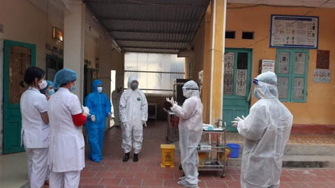 Gác mọi riêng tư, nữ bác sĩ đi vào 'chiến trường' chống dịch