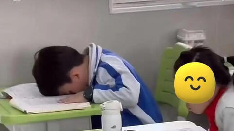 Đang coi thi thì phát hiện hành động lạ của học sinh, cô giáo cố nhịn cười, lén quay lại video: Đúng là chuyện hài có 1-0-2