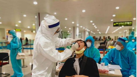 Bắt đầu xét nghiệm COVID-19 cho 10.000 nhân viên sân bay Nội Bài