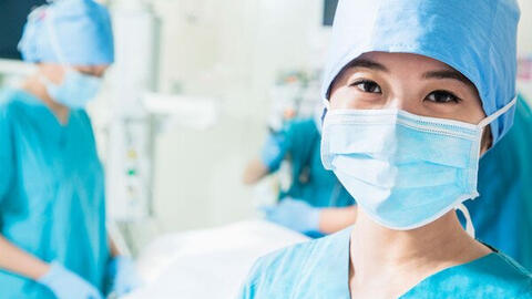 Bác sĩ không nghỉ trưa, may khẩu trang chống dịch: chuyện cười ra nước mắt!