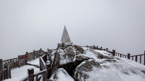 Tuyết dày 60 cm khiến đỉnh Fansipan trắng xoá