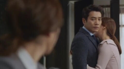 Muốn gây bất ngờ cho bạn trai, cô gái bí mật đến nhà rồi chứng kiến khoảnh khắc xấu hổ trong phòng ngủ